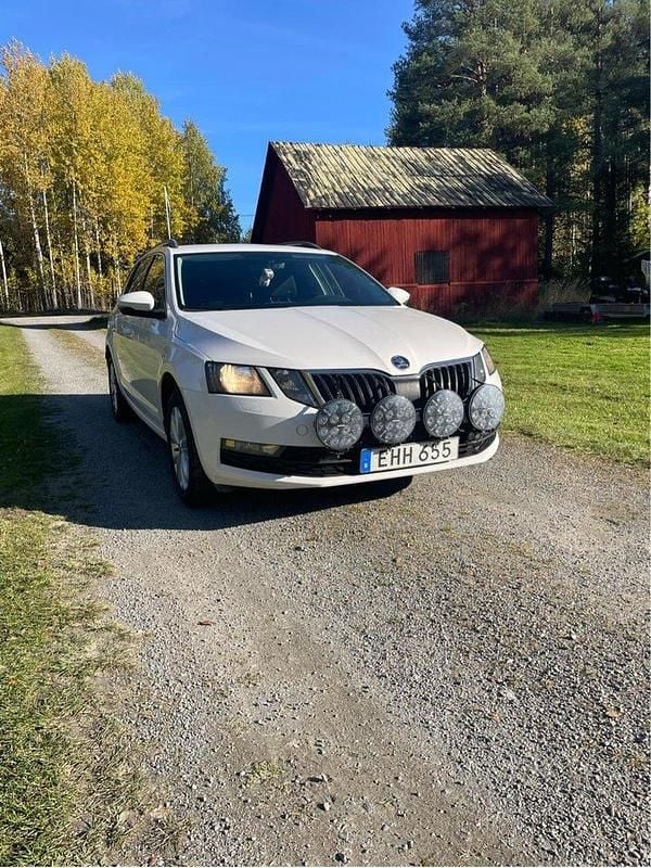 Vit Begagnad 2018 Skoda Octavia Ambition Kombi | 99 000 kr (Bra pris) - Bild 1/4