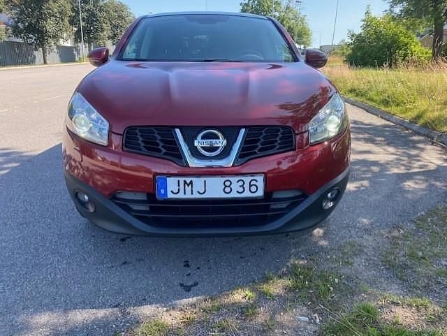 Röd Begagnad 2010 Nissan Qashqai SUV | 65 000 kr (Marknadspris) - Bild 1/4