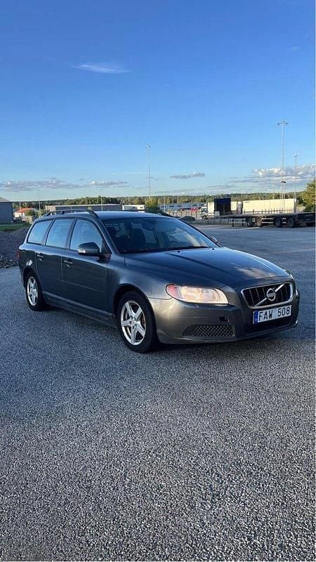 Grå Begagnad 2010 Volvo V70 Kombi | 38 000 kr (Bra pris) - Bild 1/4