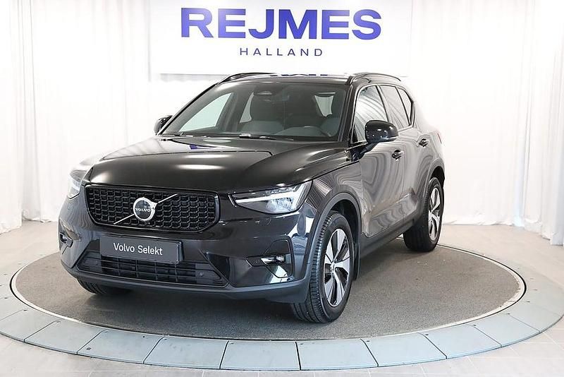 Svart Begagnad 2025 Volvo XC40 Plus SUV | 389 500 kr (Marknadspris) - Bild 1/4