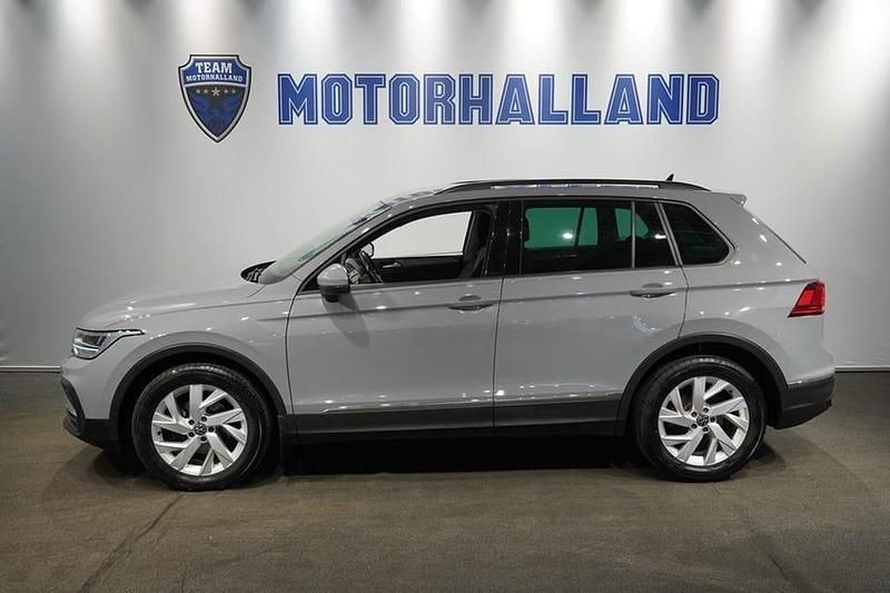 Grå Begagnad 2021 VW Tiguan SUV | 249 900 kr (Marknadspris) - Bild 1/4