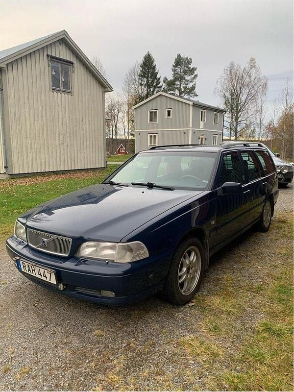 Blå Begagnad 2000 Volvo V70 Kombi | 8 000 kr (Bra pris) - Bild 1/4