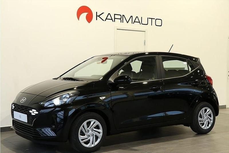 Svart Ny 2025 Hyundai i10 Essential Halvkombi | 189 900 kr (Marknadspris) - Bild 1/4