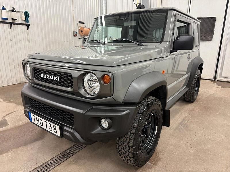 Grå Begagnad 2024 Suzuki Jimny SUV | 320 000 kr (Superpris) - Bild 1/4
