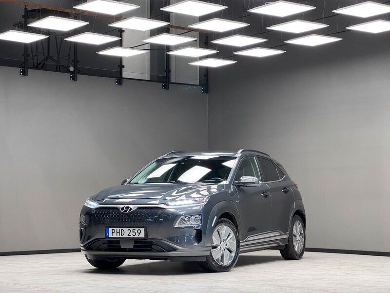 Grå Begagnad 2020 Hyundai Kona Trend SUV | 229 900 kr (Marknadspris) - Bild 1/3
