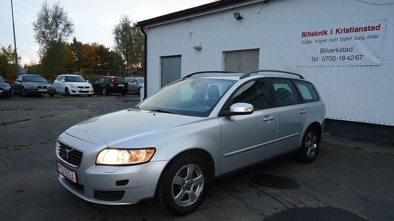 Ljusgrå (grå) Begagnad 2009 Volvo V50 Kinetic Kombi | 39 500 kr (Marknadspris) - Bild 1/4