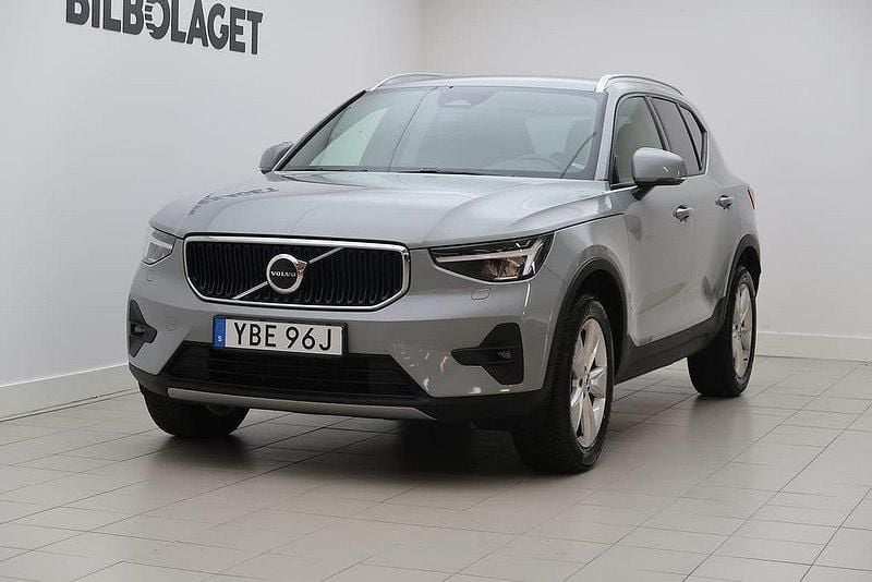 Grå Begagnad 2023 Volvo XC40 Core SUV | 334 800 kr (Bra pris) - Bild 1/4