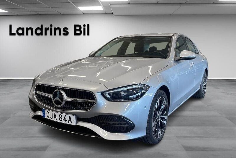 Silver Begagnad 2022 Mercedes C300e Avantgarde Sedan | 419 000 kr (Superpris) - Bild 1/4