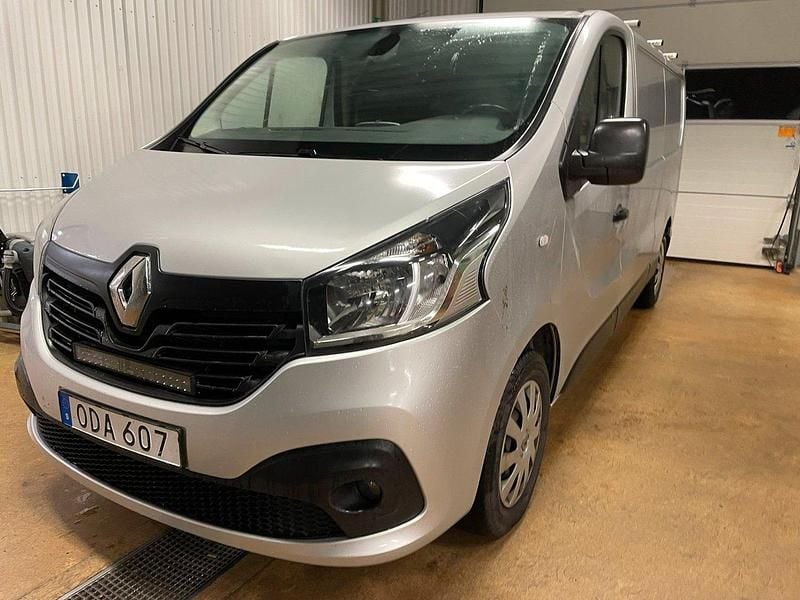 Silver (silver metallic) Begagnad 2018 Renault Trafic Van | 139 000 kr (Bra pris) - Bild 1/2