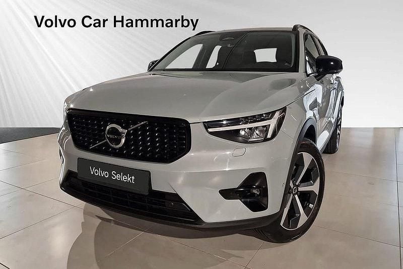 Grå Begagnad 2024 Volvo XC40 Plus SUV | 404 900 kr (Dyr) - Bild 1/3