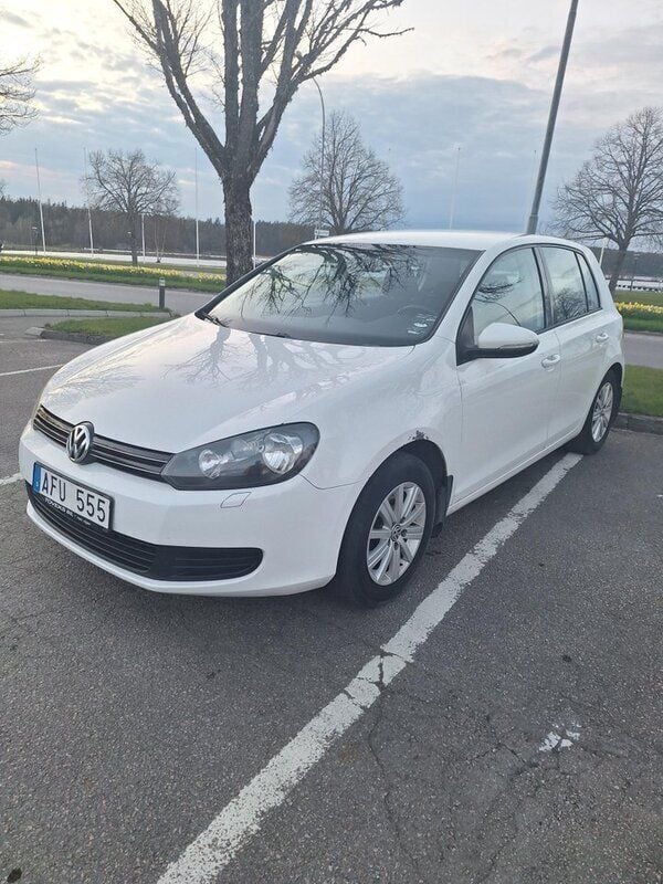 Vit Begagnad 2010 VW Golf VI Halvkombi | 39 000 kr (Marknadspris) - Bild 1/4