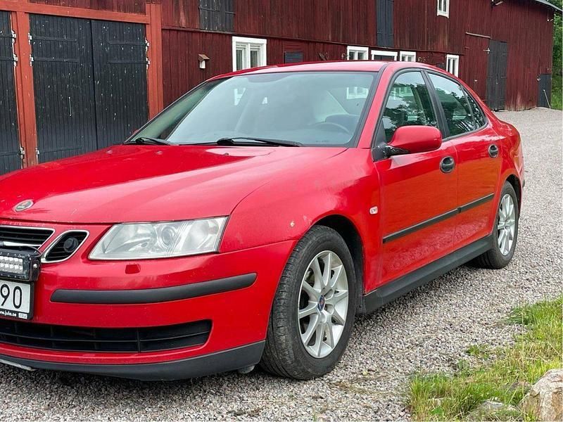 Röd Begagnad 2004 Saab 9-3 Sedan | 18 000 kr (Marknadspris) - Bild 1/4