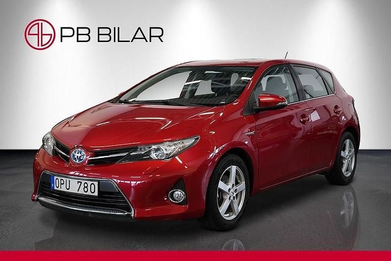 Röd Begagnad 2013 Toyota Auris Hybrid Active Halvkombi | 109 900 kr (Marknadspris) - Bild 1/4