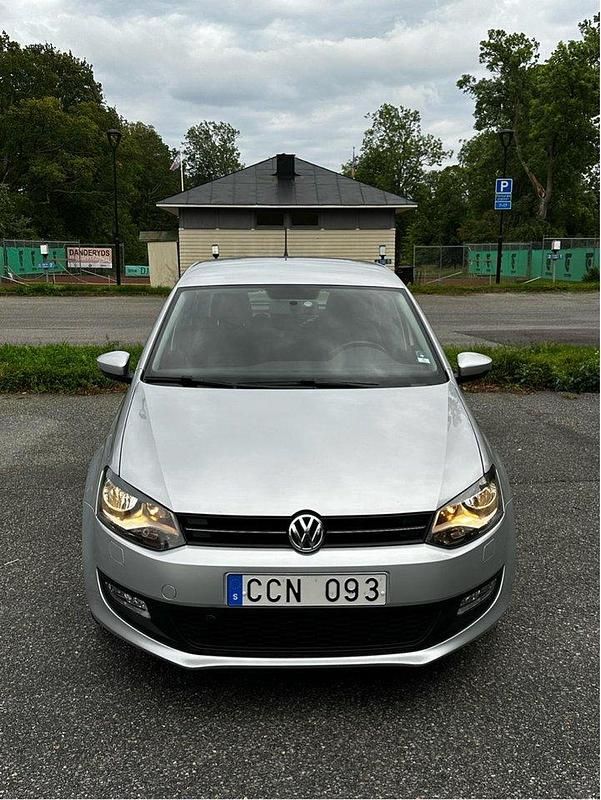 Silver Begagnad 2011 VW Polo Halvkombi | 57 000 kr (Marknadspris) - Bild 1/4