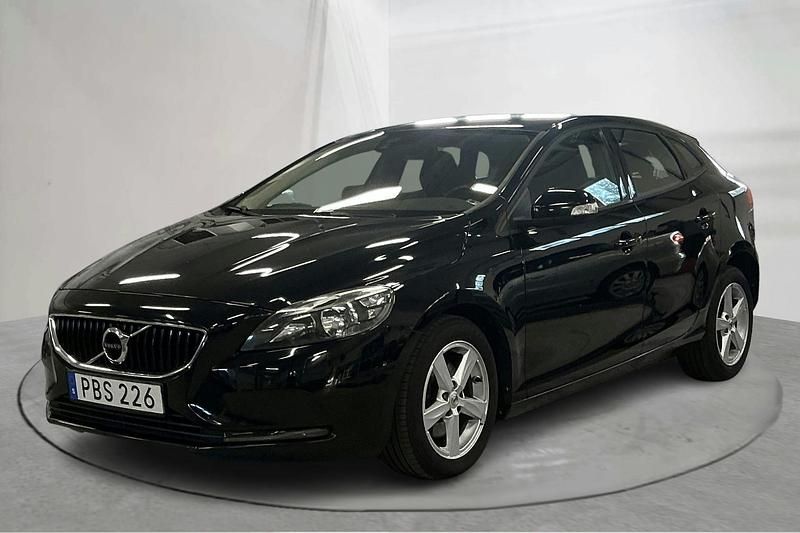 Svart Begagnad 2017 Volvo V40 Kinetic Kombi | 111 000 kr (Marknadspris) - Bild 1/4