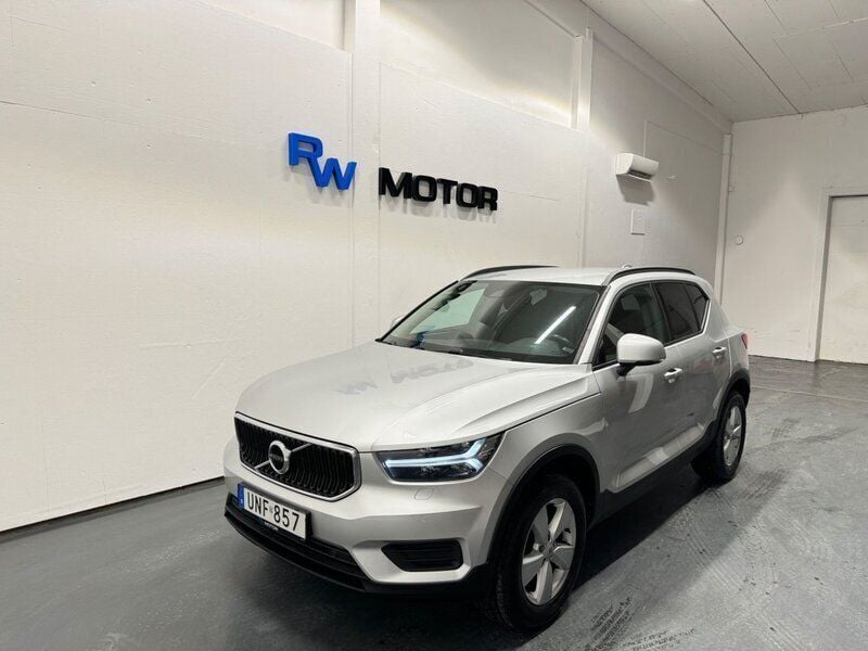 Silver Begagnad 2018 Volvo XC40 Core SUV | 204 800 kr (Marknadspris) - Bild 1/4