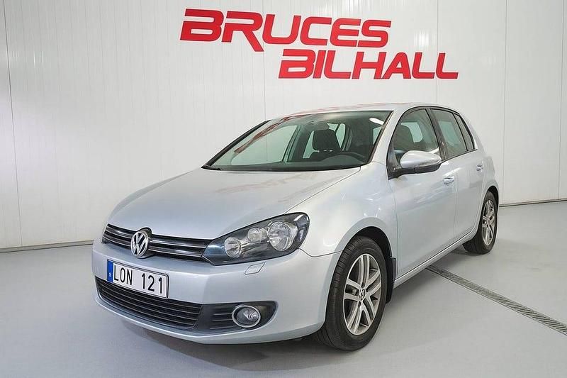 Silver Begagnad 2011 VW Golf VI Halvkombi | 73 900 kr (Marknadspris) - Bild 1/4