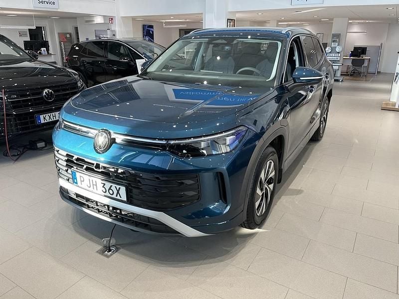 Nightshade blue metallic Ny 2025 VW Tayron Life SUV | 586 600 kr (Dyr) - Bild 1/4