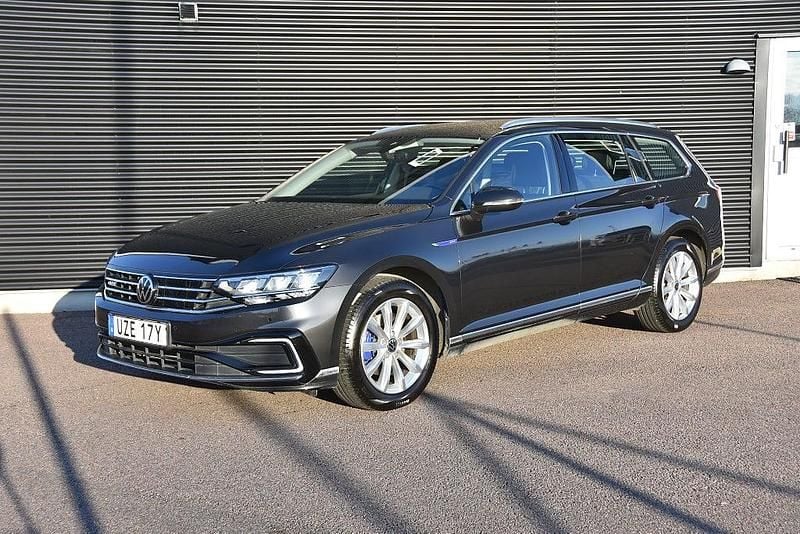 Mörkgrå Begagnad 2021 VW Passat GTE Kombi | 309 900 kr (Lite dyr) - Bild 1/4