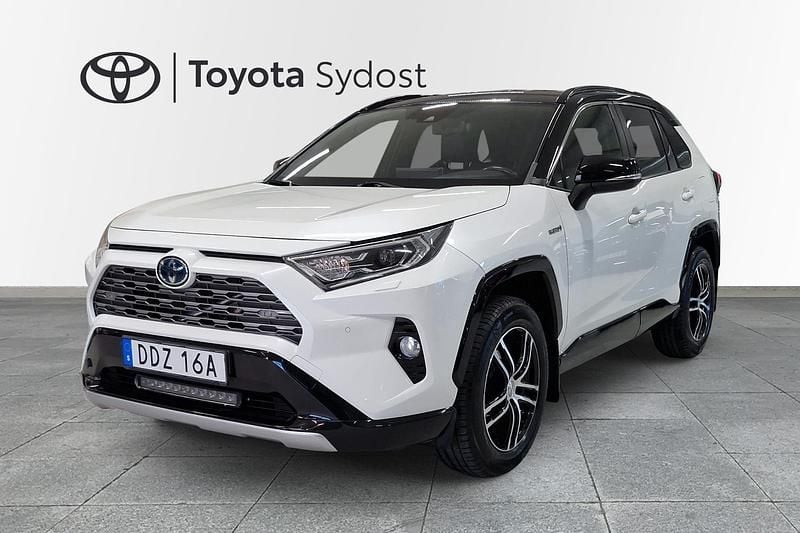 Begagnad Toyota RAV4 Hybrid Style 220 HK (161 kW) 2019 White pearl med svart tak SUV