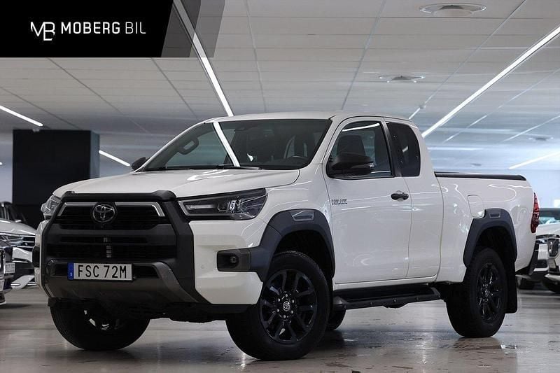 Vit Begagnad 2023 Toyota HiLux Pickup | 549 900 kr (Marknadspris) - Bild 1/3