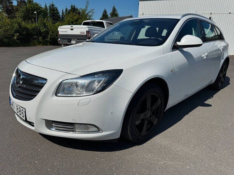 Vit Begagnad 2011 Opel Insignia Kombi | 54 900 kr (Marknadspris) - Bild 1/4