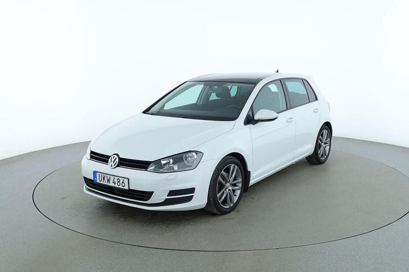 Vit Begagnad 2016 VW Golf Sedan | 115 000 kr (Marknadspris) - Bild 1/3