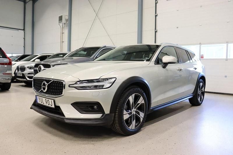 Vit Begagnad 2020 Volvo V60 CC Kombi | 268 800 kr (Marknadspris) - Bild 1/4