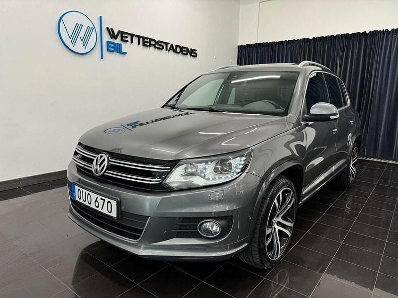 Mörkgrå (grå) Begagnad 2015 VW Tiguan R-line SUV | 118 800 kr (Marknadspris) - Bild 1/4