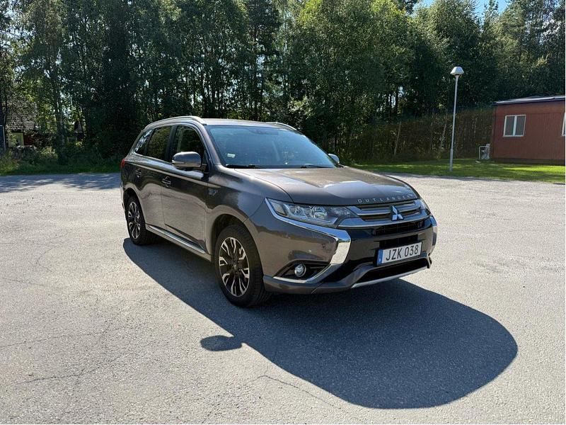 Brun Begagnad 2016 Mitsubishi Outlander P-HEV SUV | 150 000 kr (Marknadspris) - Bild 1/4