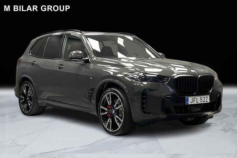 Grå Ny 2025 BMW X5 Comfort Edition SUV | 1 439 900 kr - Bild 1/4