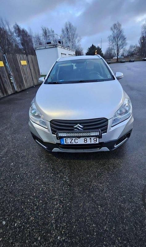 Silver Begagnad 2014 Suzuki SX4 S-Cross SUV | 125 000 kr (Marknadspris) - Bild 1/4