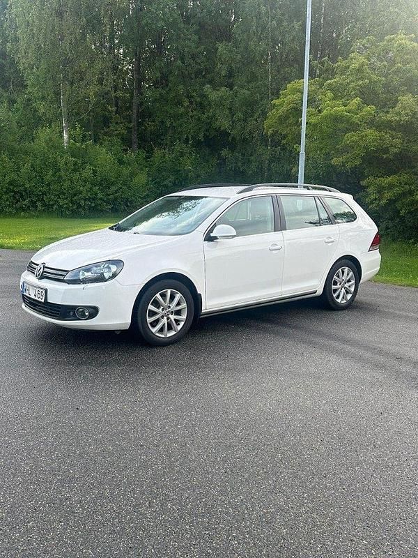 Vit Begagnad 2012 VW Golf Kombi | 64 900 kr (Marknadspris) - Bild 1/4