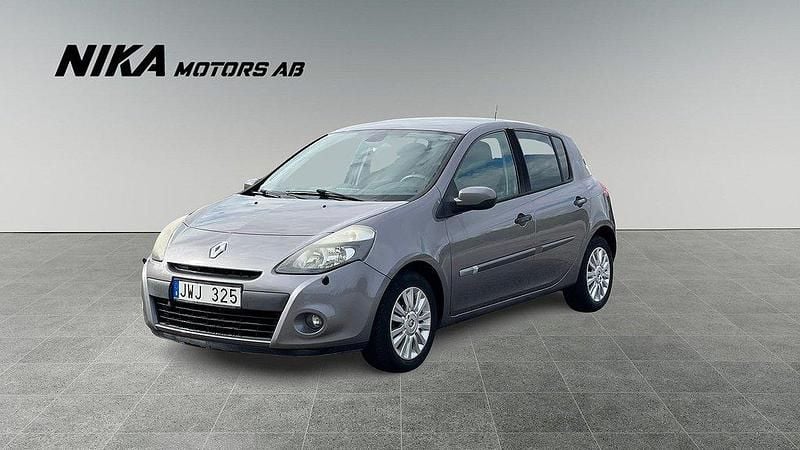 Grå Begagnad 2009 Renault Clio II Halvkombi | 39 900 kr (Marknadspris) - Bild 1/4