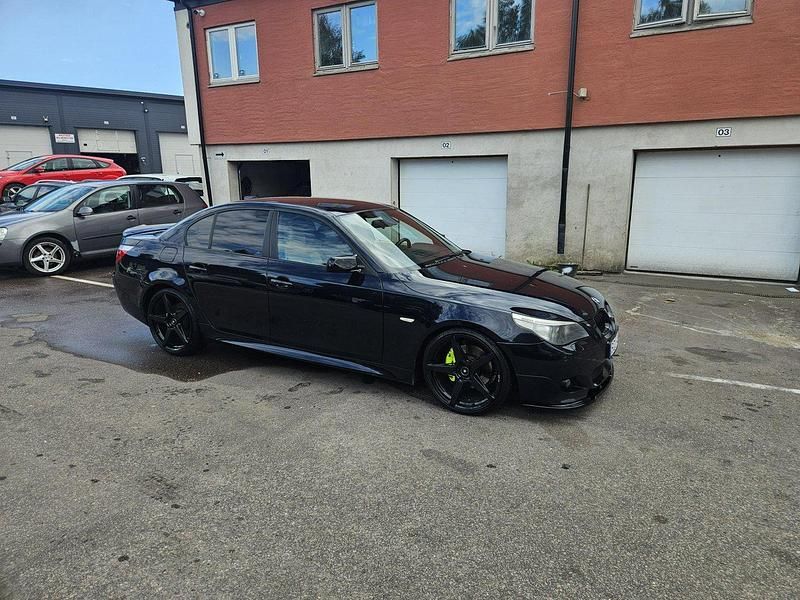 Svart Begagnad 2007 BMW 525 M Sport Sedan | 55 000 kr (Marknadspris) - Bild 1/4