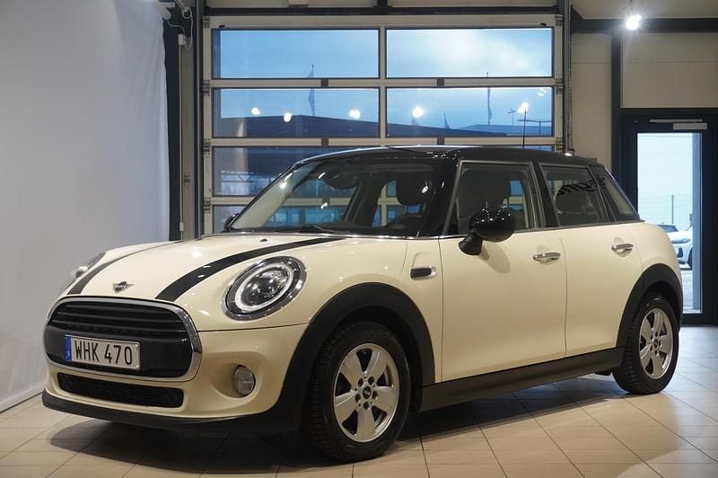 Vit Begagnad 2019 Mini Cooper Pepper Halvkombi | 159 800 kr (Marknadspris) - Bild 1/4