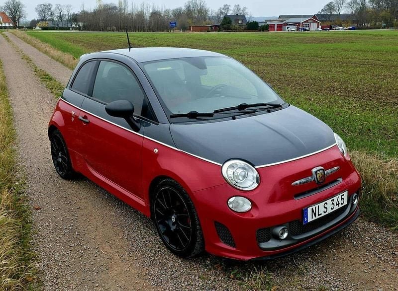 Röd Begagnad 2014 Abarth 595 Competizione Halvkombi | 119 000 kr - Bild 1/4