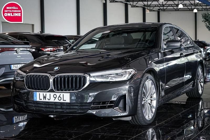 Grå Begagnad 2022 BMW 530 Comfort Edition Sedan | 449 500 kr (Superpris) - Bild 1/4