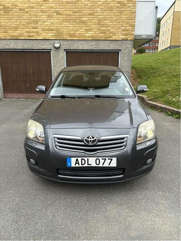 Grå Begagnad 2007 Toyota Avensis Sedan | 60 000 kr (Marknadspris) - Bild 1/4