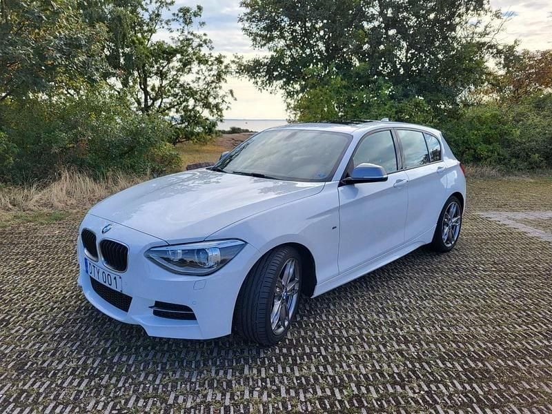 Vit Begagnad 2015 BMW M135 Halvkombi | 319 000 kr (Lite dyr) - Bild 1/4