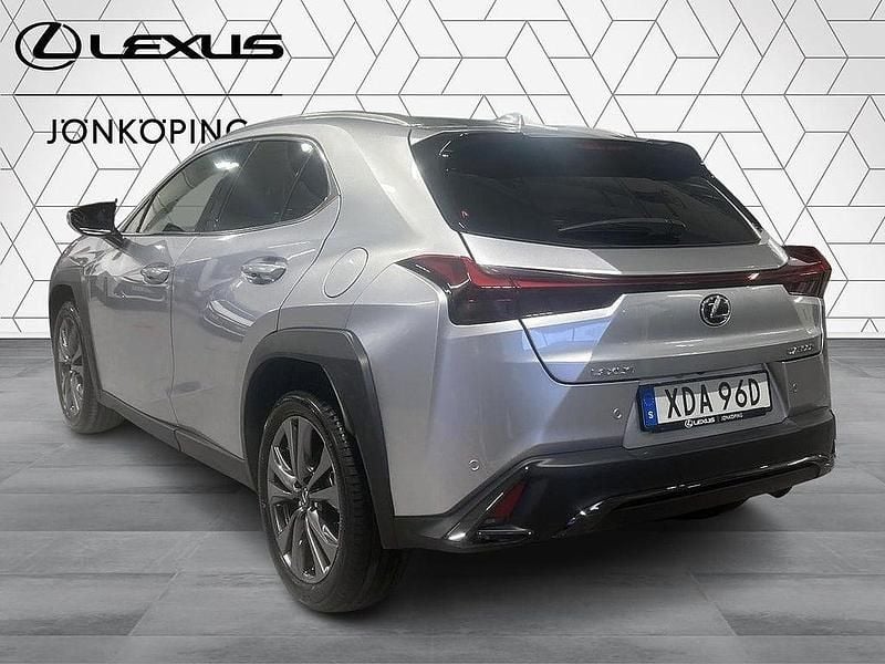 Begagnad Lexus UX 300h Sport Design Packet 201 HK (147 kW) 2024 Silver SUV