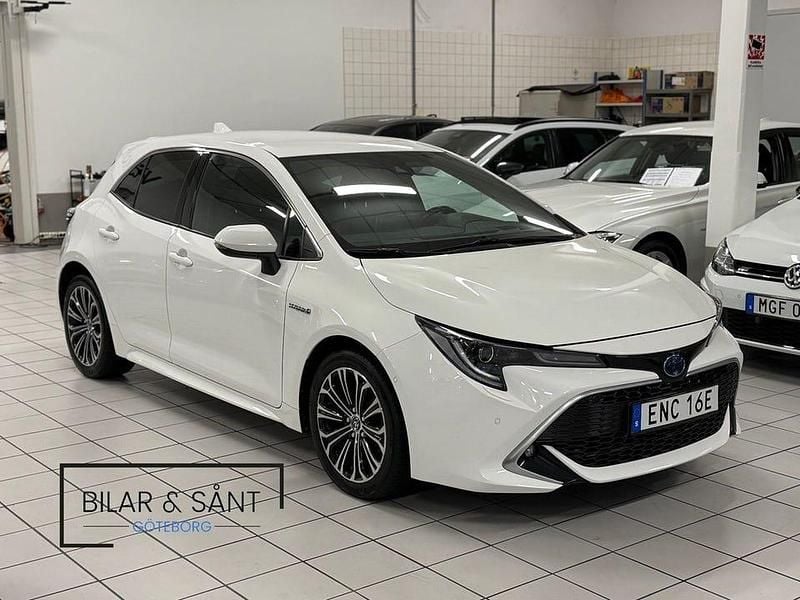 Vit Begagnad 2019 Toyota Corolla Hybrid Executive Halvkombi | 209 900 kr (Marknadspris) - Bild 1/4