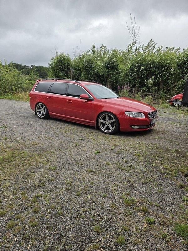 Röd Begagnad 2016 Volvo V70 Kombi | 120 000 kr (Marknadspris) - Bild 1/4