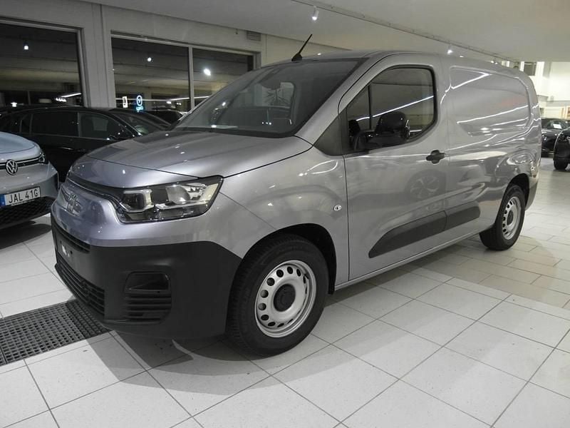 Grå (mörkgrå metallic) Begagnad 2023 Fiat e-Doblò Launch Edition Minibuss | 389 500 kr - Bild 1/3