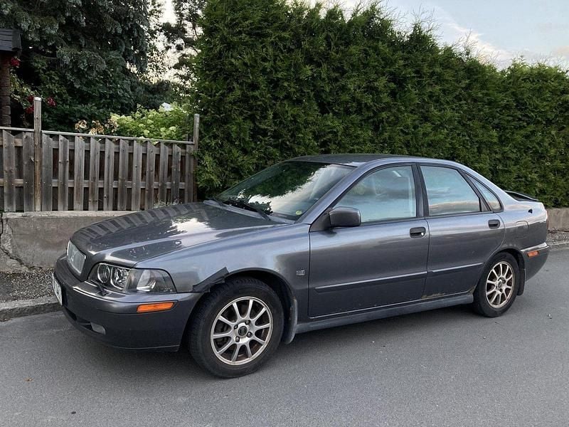 Grå Begagnad 2004 Volvo S40 Sedan | 6 000 kr - Bild 1/4