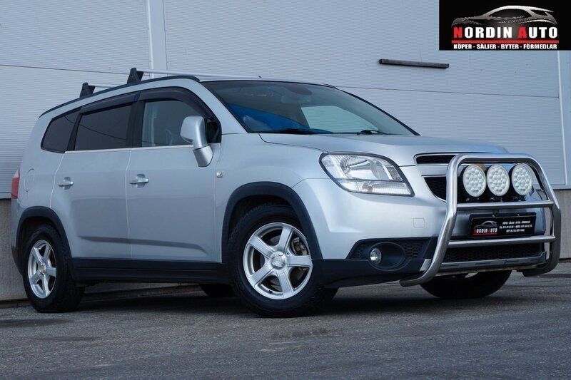 Grå Begagnad 2011 Chevrolet Orlando Minibuss | 64 900 kr (Marknadspris) - Bild 1/4