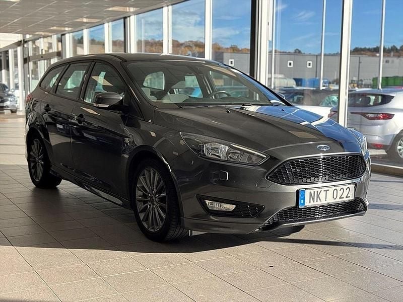 Grå Begagnad 2017 Ford Focus ST-Line Kombi | 99 900 kr (Marknadspris) - Bild 1/3