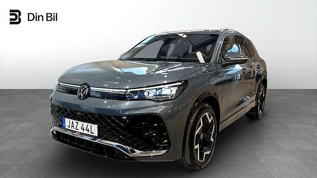 Grå Begagnad 2024 VW Tiguan R-line SUV | 499 900 kr (Dyr) - Bild 1/4