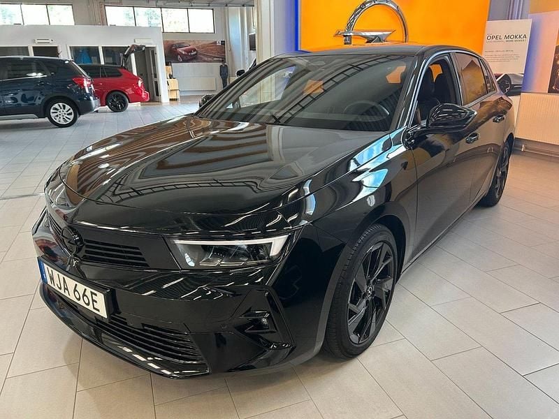 Svart Begagnad 2024 Opel Astra Halvkombi | 248 500 kr (Superpris) - Bild 1/4