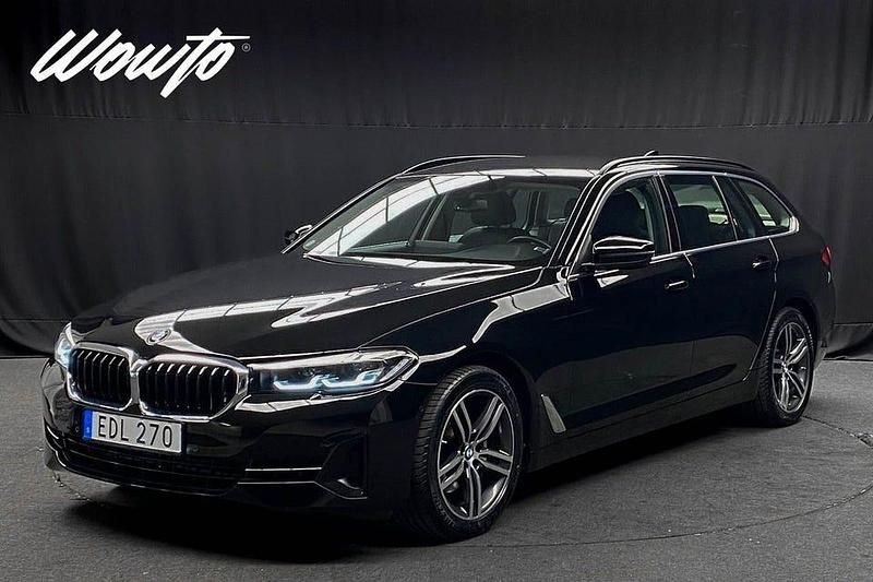 Svart Begagnad 2021 BMW 520 Kombi | 309 800 kr (Marknadspris) - Bild 1/3